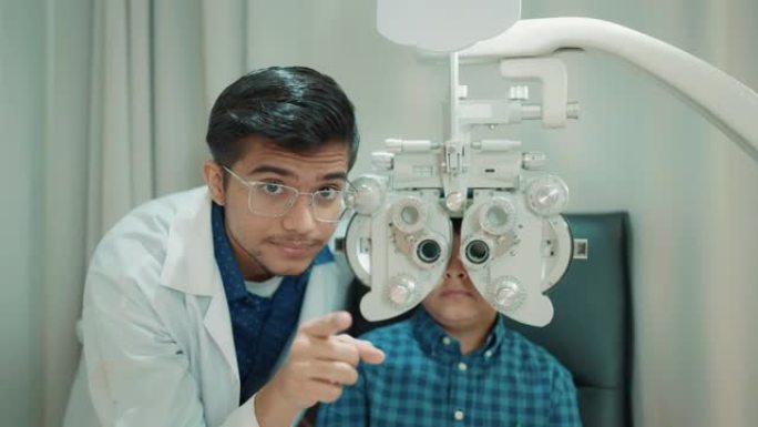 眼科医生检查男孩患者的眼睛