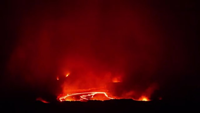 延时-夏威夷活火山火山口熔岩湖的炽热光芒