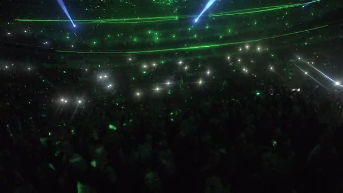 歌迷在音乐会上享受奇妙的灯光效果，惊人的照明表演