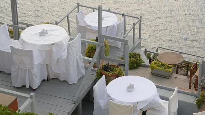 餐桌站在海上露台上，在海滨餐厅、度假村用餐