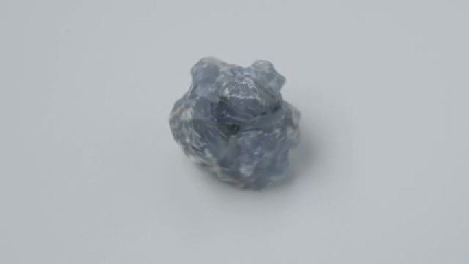 Celestine水晶石白色背景矿物宝石。天然天蓝色粗糙晶体