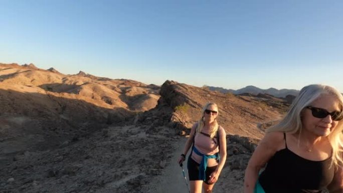 沙漠山脊峰后成熟女性徒步旅行者的视点