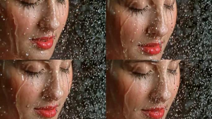 白种人女人的SLO MO脸在她的皮肤上享受水滴