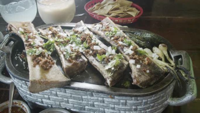 在华雷斯 (Juarez) 的一家餐厅里，用慢煮的牛骨切成丁，露出美味的骨髓，用洋葱，辣椒，香菜调味