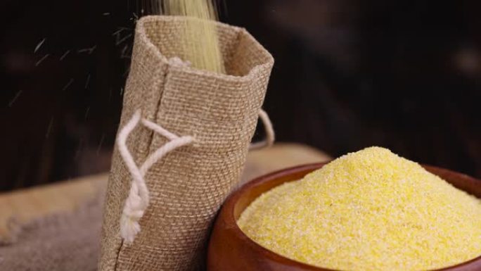 将玉米粒中的优质玉米粉倒入袋子中