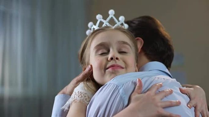 可爱的小女孩公主皇冠礼服拥抱父亲，温柔的关系，派对