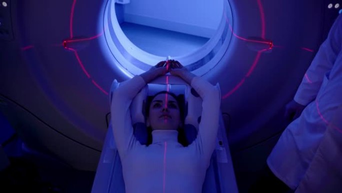 医学门诊女性腹部4k视频ct扫描。女孩患者正在ct扫描室进行腹部计算机断层扫描x射线检查。