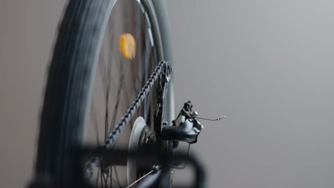 自行车齿轮传动系统特写。维修自行车运输