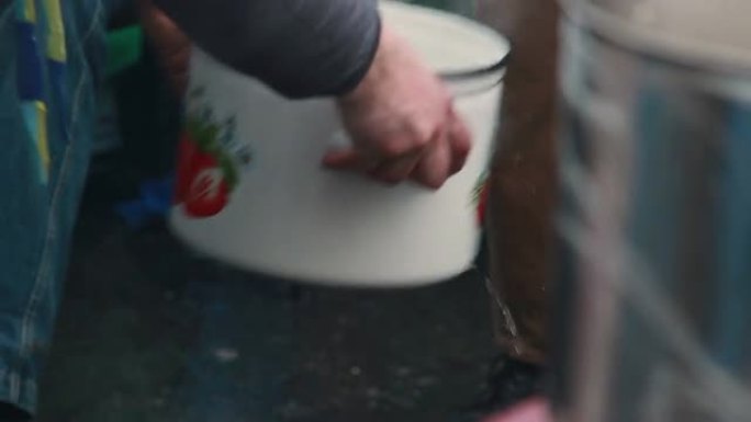 男性户外洗脏锅，冬季野外厨房