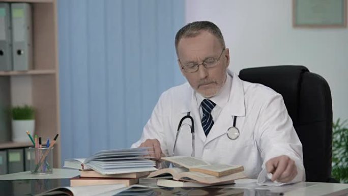 医师阅读医学书籍寻找有关罕见疾病的信息