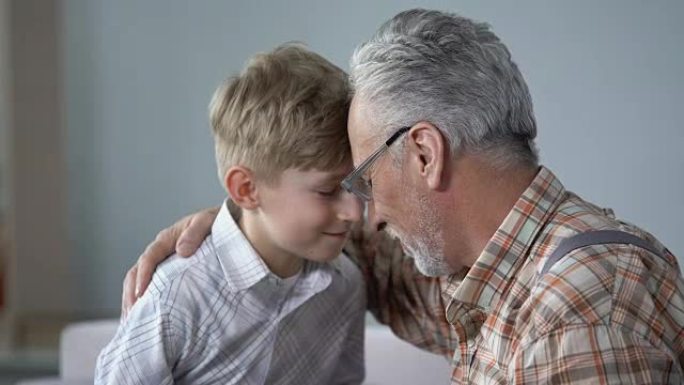 爷爷和男孩一起靠额头，周末探望，老人护理