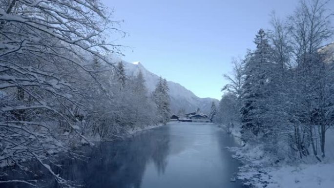 雪山中的河流静态视图