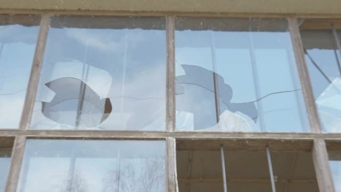 爱沙尼亚窗户碎玻璃的近距离观察