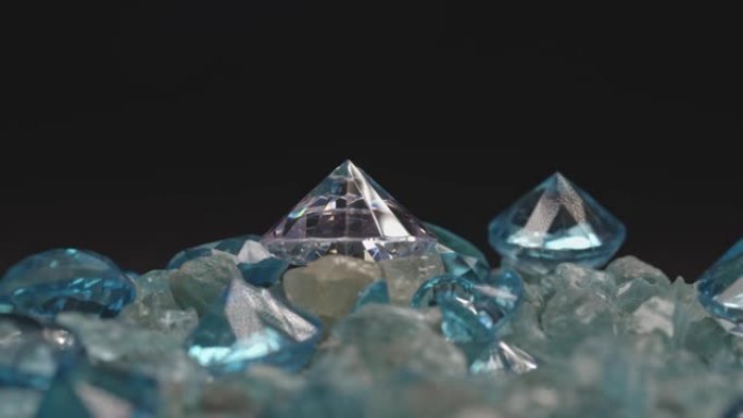 一堆原始的蓝色石头上的白色钻石