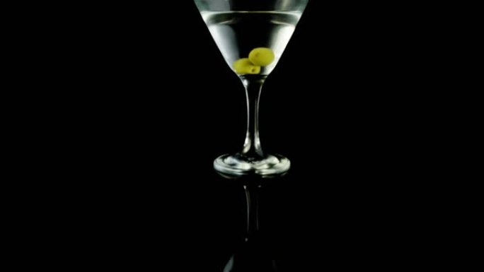 黑色背景上酒杯中葡萄酒和橄榄上之字形线的动画