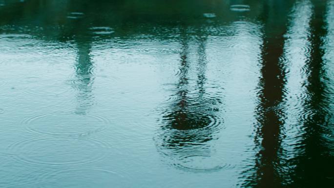 初春的小雨-伤感雨滴水面下雨湖面