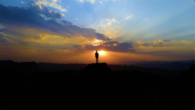 成功男人背影登山成功山顶眺望希望曙光梦想