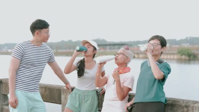 泰国幸福家庭欢呼和叮当他们自己的瓶子零浪费的想法-股票视频