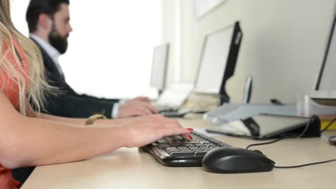 男人和女人在办公室的计算机上工作 (在键盘上打字) (工人)-特写手