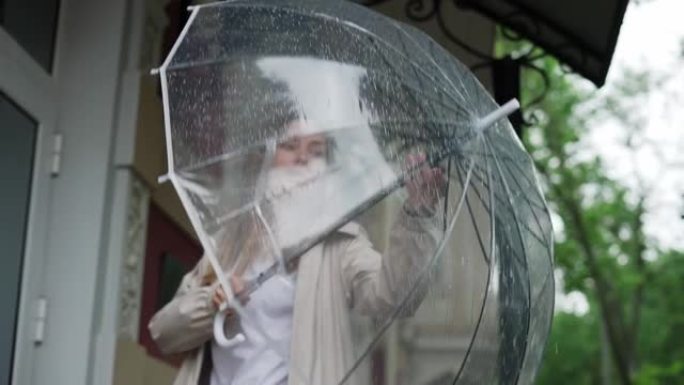 金发女人上天躲雨