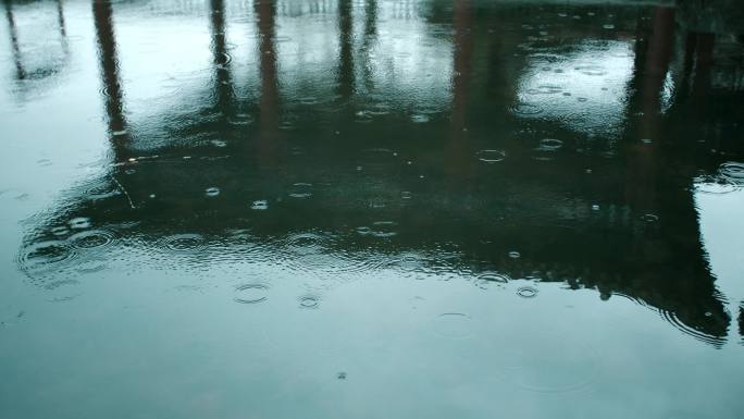 初春的小雨-古建水影雨滴下雨湖面特写