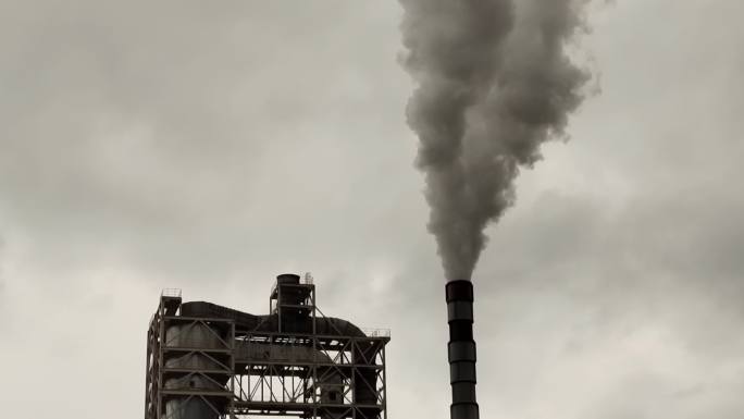 烟囱烟雾缭绕工厂生产高台塔台烟囱烟雾弥漫
