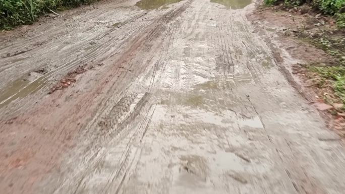 土路 农村泥地 泥泞路 下雨后的积水路面
