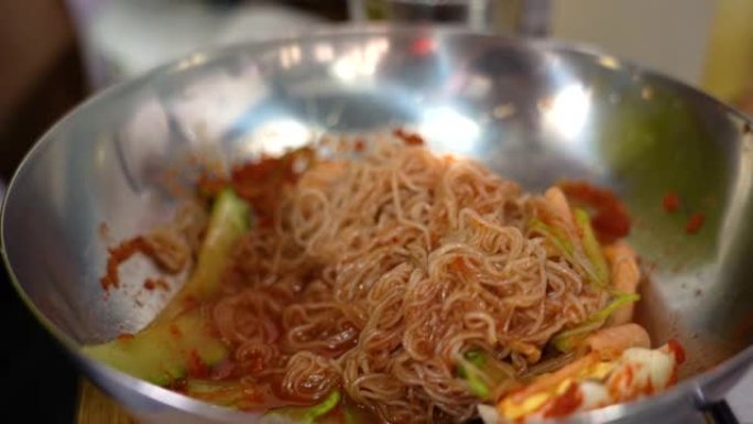 韩国冷面; naengmyeon。黄瓜切片，腌萝卜。美味的食物