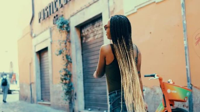 年轻的西班牙裔妇女在Trastevere中摇曳，对着镜头眨眼
