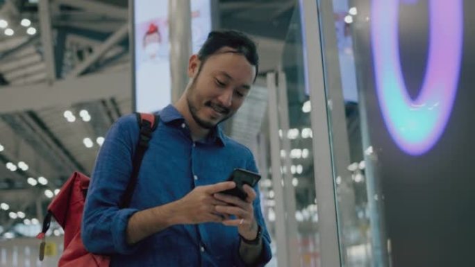 年轻的成年男性游客在机场等待办理登机手续时通过智能手机进行规划-股票视频