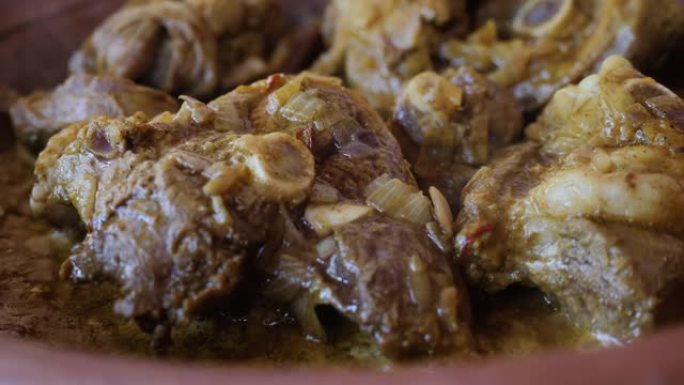羊肉，羊肉，洋葱羊肉，在摩洛哥tajine，taginine中慢煮。