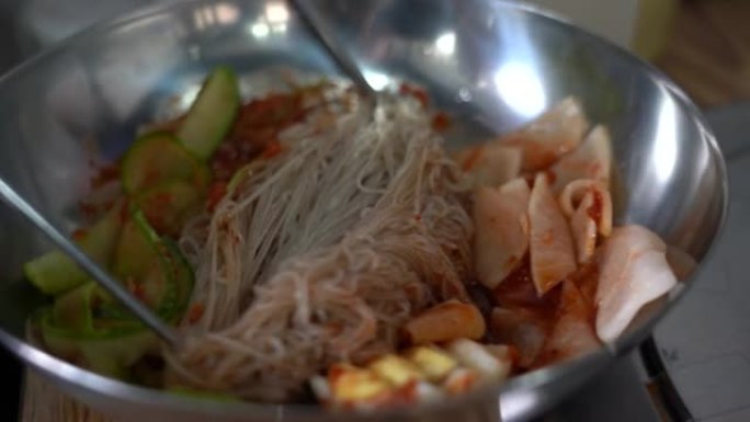 韩国冷面; naengmyeon。黄瓜切片，腌萝卜。美味的食物