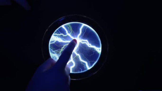 摘要科学背景和对象，电照明。手动触摸等离子面板显示器。闪电蓝