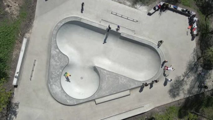 滑板公园。溜冰者在滑板公园骑车。鸟瞰图。