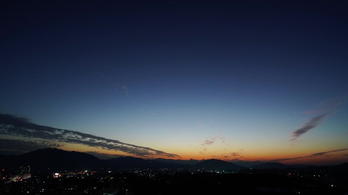 山峰夜幕降临延时天空蓝色晚霞自然风光风景