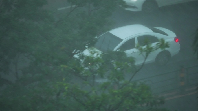 暴雨中前行的网约车
