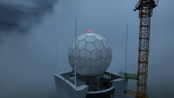 傍晚夜幕将至八分山气象雷达云雾缭绕航拍