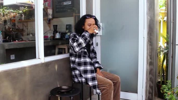 年轻人坐在户外咖啡馆喝咖啡
