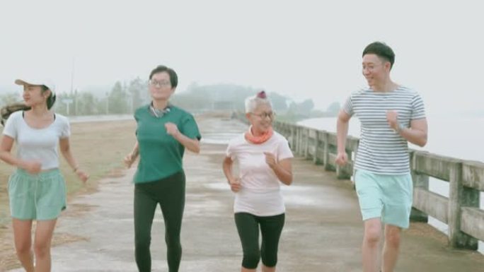 健康的家庭正在河边附近的早晨慢跑和聊天-股票视频