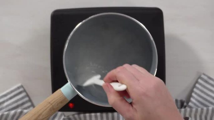 在电锅上的小锅中准备糖浆。