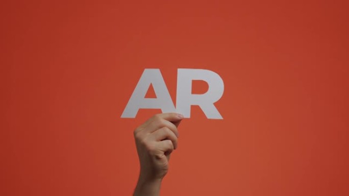 举手展示增强现实标志。用刻纸制成的字母ar的手臂4k视频