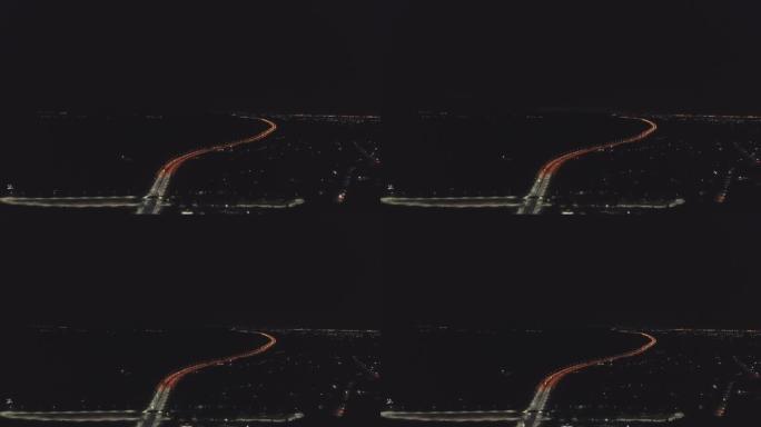 鸟瞰夜公路，带橙色和白色灯笼和闪电