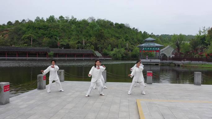 湖边打太极