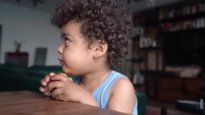 3岁黑人男孩吃桃子的肖像