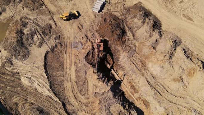 挖掘机在施工现场挖沟渠。铺设下水道管道的Arial视图。