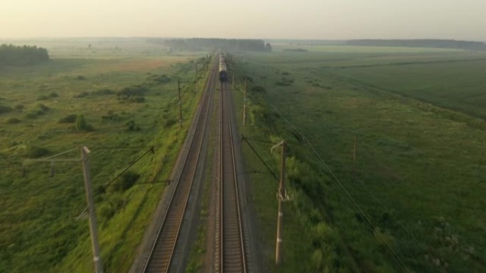 火车在黎明时分通过铁路行驶。
