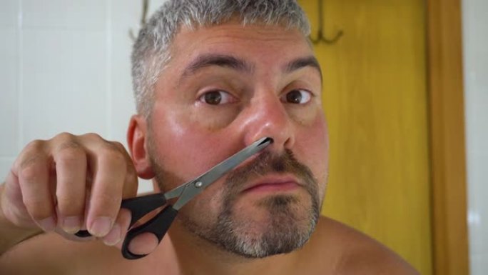 一个男人剪鼻毛