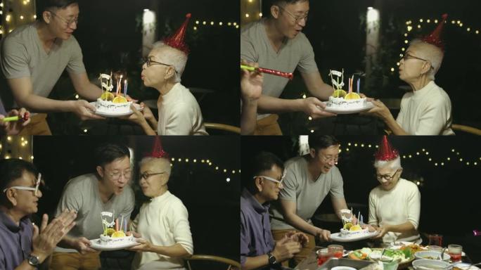 老年女性与她65岁的生日派对与她温暖的家人在家里-股票视频
