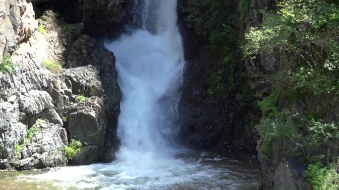 山间流水小瀑布