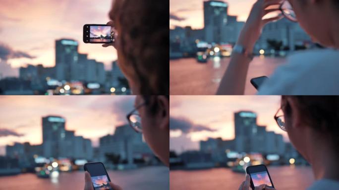 在日落时用手机拍下五彩缤纷的天空。